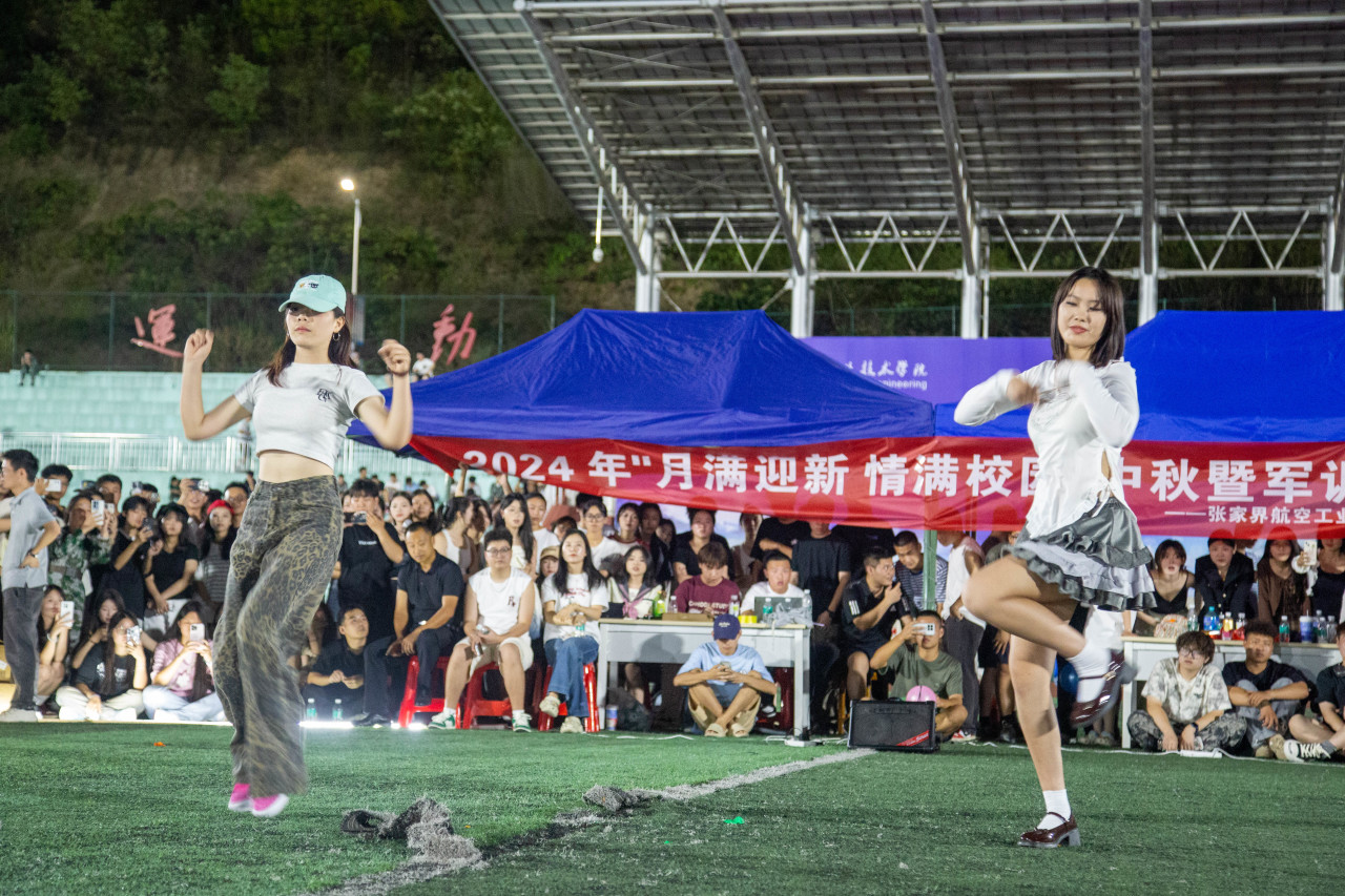 比赛现场热闹非凡，观众热情高涨