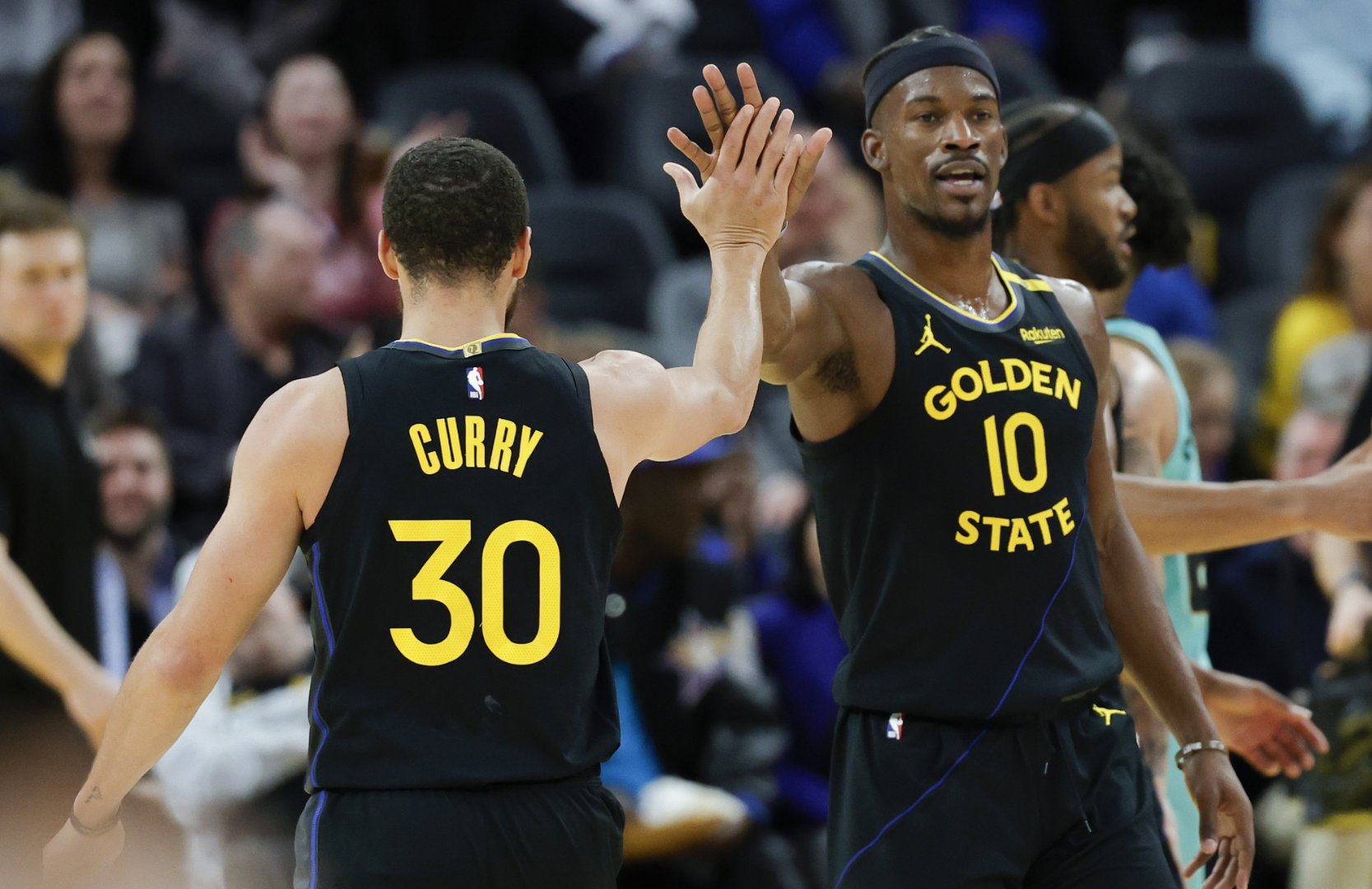 包含库里复出首秀出彩，阿森纳主场大胜热刺，豪取3连胜的词条